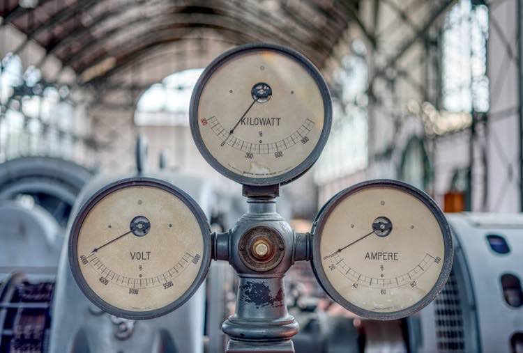 ¿Cuál es la diferencia entre vatios, voltios y amperios?