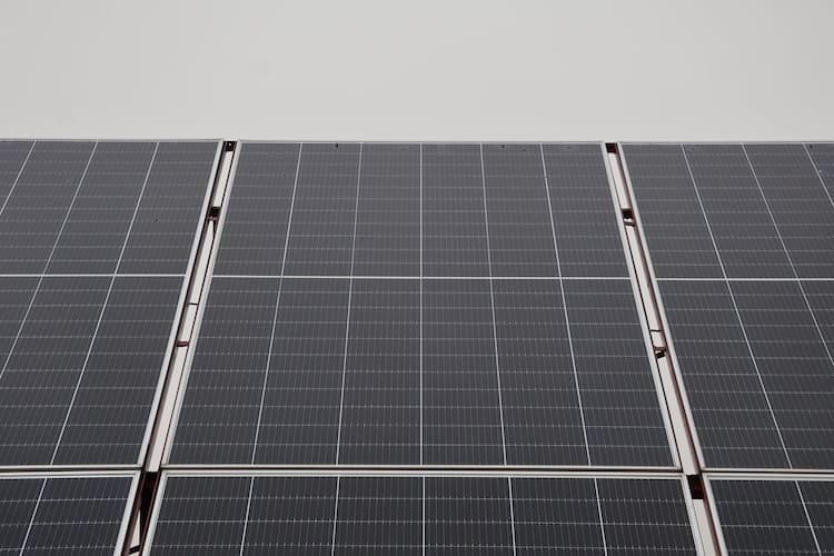 ¿Cómo funcionan las placas solares en días nublados?