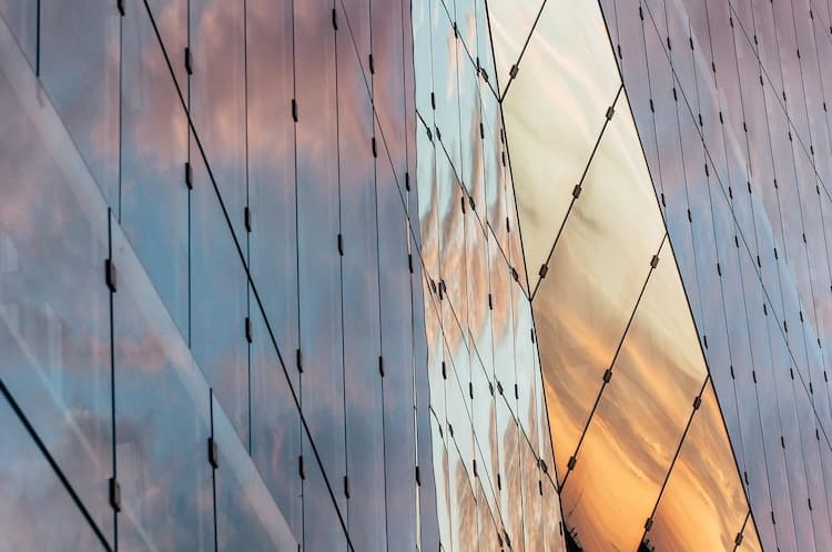 Placas solares transparentes