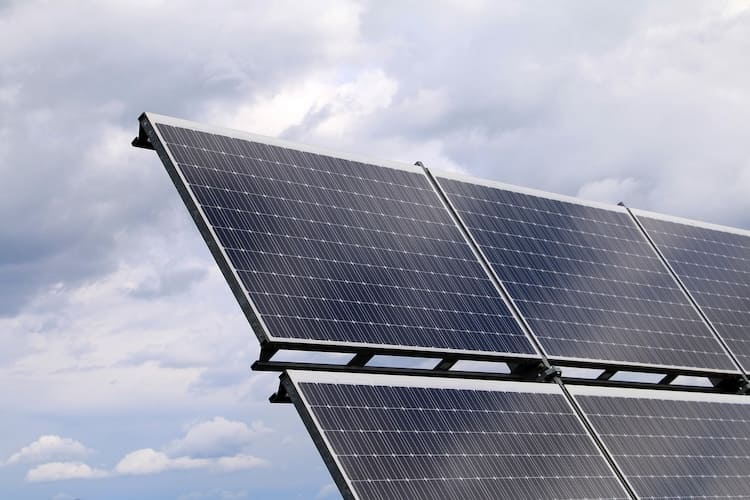 ¿Qué es un microinversor solar? 