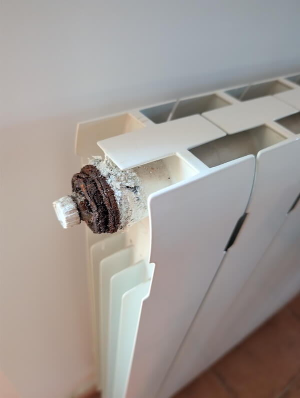 Foto real llave de paso radiador sucio y oxidado