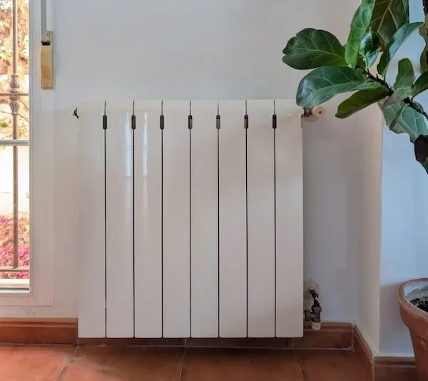 Foto real de un buen mantenimiento de radiadores de casa